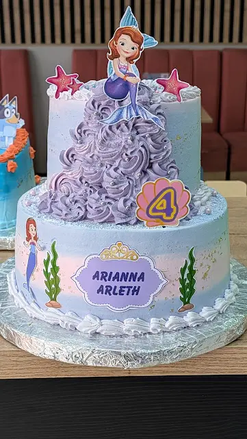Torta infantil con personajes y colores vivos en Loja
