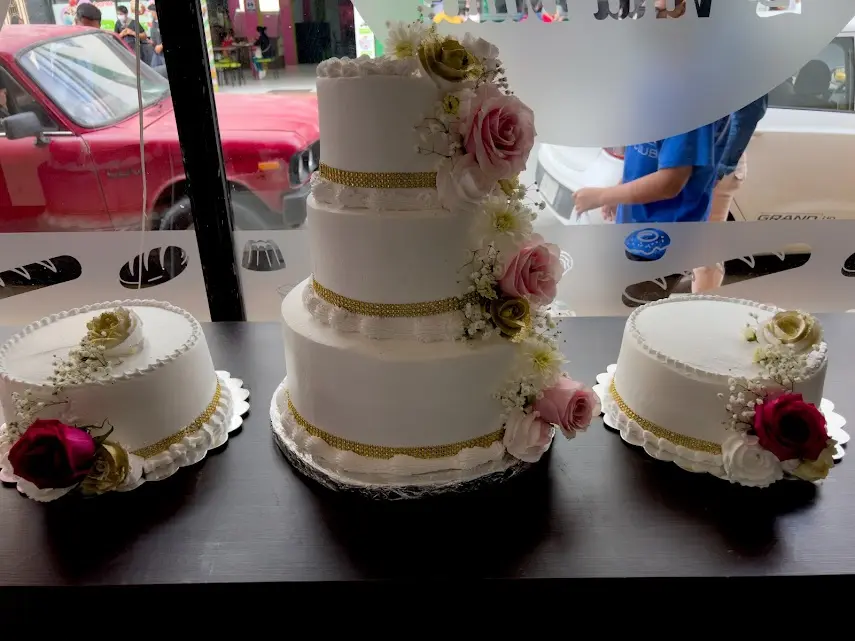 Torta de matrimonio elegante con flores naturales - La Viña Dulce Loja